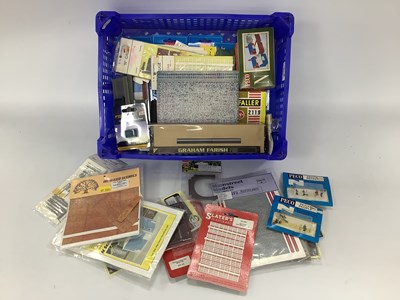 Lot 595 - A quantity of N gauge scenic materials and...
