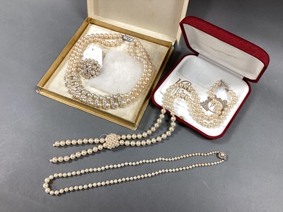 Lot 215 - A Vintage Single Row Graduated Pearl Bead...