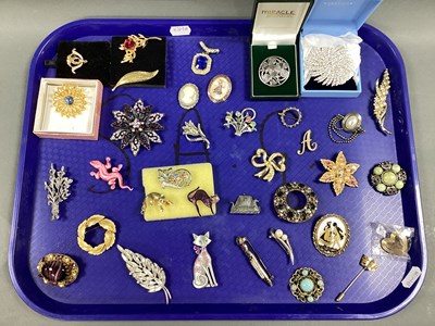 Lot 263 - A Collection of Assorted Brooches, to include...