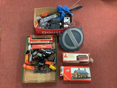 Lot 373 - Approximately Thirty Items of OO Gauge Rolling...