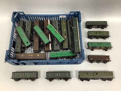 Lot 469 - Approximately sixteen 00 gauge kit-built...