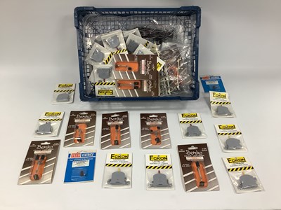 Lot 623 - A quantity of 00 scale signals, including...
