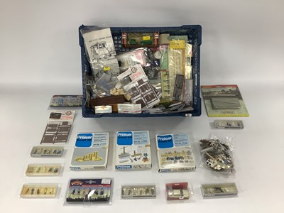 Lot 600 - A quantity of 00/HO small accessories by...
