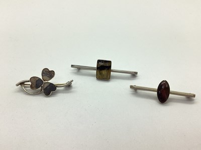 Lot 114 - A Vintage Blue John Shamrock Bar Brooch,...