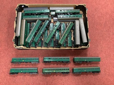 Lot 370 - A collection of Triang 00 gauge Southern...