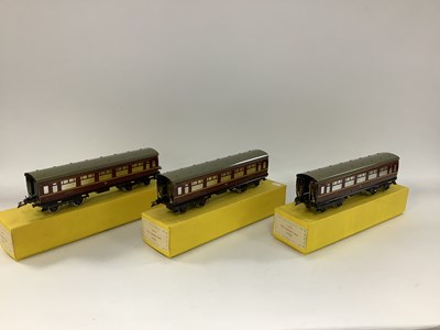 Lot 583 - Three 'O' Gauge Middleton Products of...