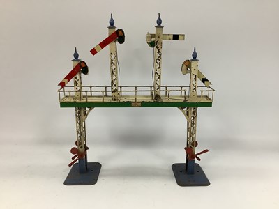 Lot 668 - A Pre-War Hornby 'O' Gauge No 2 Signal Gantry,...