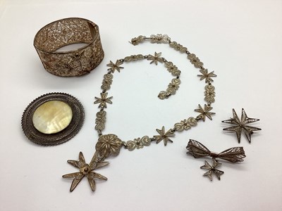 Lot 100 - A Decorative Filigree Hinged Bangle, with...