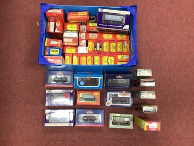 Lot 410 - Approximately fifty boxed 00 gauge steam era...