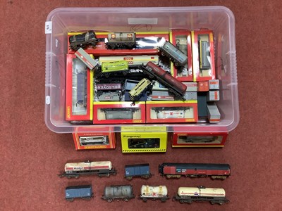 Lot 379 - Approximately twenty-five 00 gauge modern...