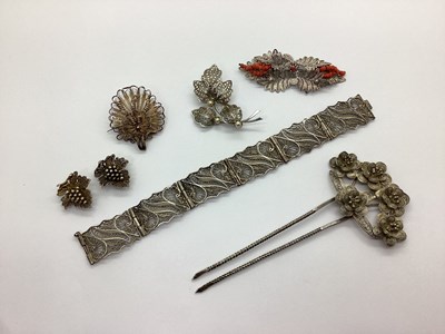 Lot 97 - A Decorative Filigree Two-Prong Hair Pin, of...