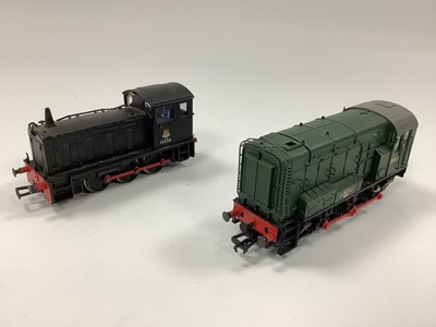 Lot 772 - Two Bachmann '00' Gauge Diesel shunters: a 08...