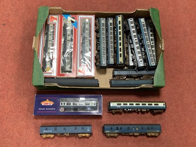 Lot 365 - Approximately twenty 00 gauge Mk1 and Mk2...