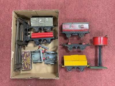 Lot 635 - Five Hornby 0 gauge tinplate wagons and a four-...