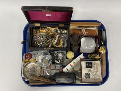 Lot 1452 - Collectables, including a vintage jewellery...