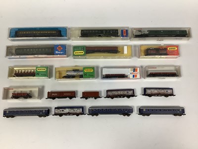 Lot 454 - Approximately nineteen items of N gauge...