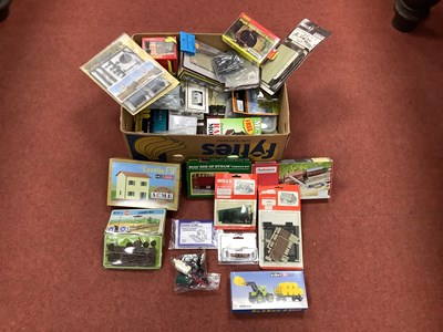Lot 355 - A large quantity of 00/HO scenic items and...