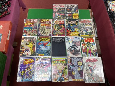 Lot 910 - Seventeen Marvel comics / graphic novel. To...