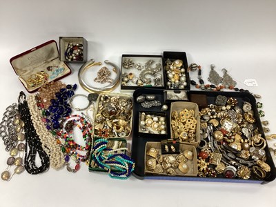 Lot 1322 - A Mixed Lot of Assorted Costume Clip On...