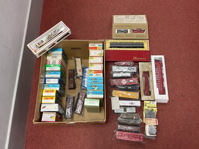 Lot 572 - Forty 'HO' Gauge Boxed and Loose Items of...