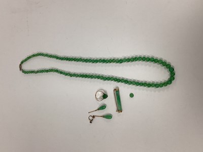 Lot 1343 - Mottled Green Glass Graduated Bead Necklace,...