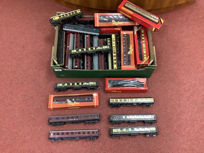 Lot 530 - Approximately Thirty '0O' Gauge Coaches,...