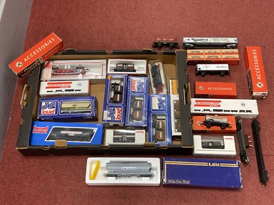 Lot 318 - Approximately Twenty-Two 'HO' Scale Freight...