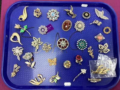 Lot 266 - A Collection of Assorted Brooches, including...