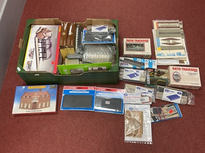 Lot 319 - A Large Quantity of 'OO' Gauge Railway...