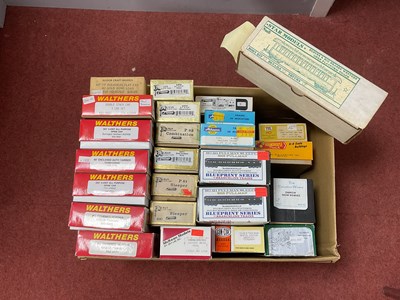 Lot 383 - Twenty-Five 'HO' Gauge U.S.A. Outline Boxed...