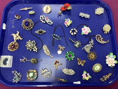 Lot 250 - A Collection of Assorted Brooches, including...