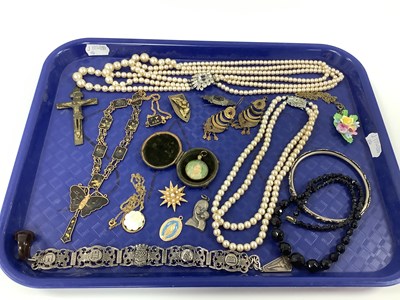 Lot 213 - A Collection of Vintage and Later Jewellery,...
