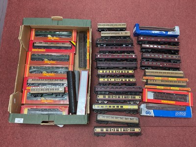 Lot 329 - Approximately Twenty 'OO' Gauge Dteam Era...