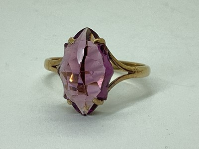 Lot 56 - A Vintage Single Stone Dress Ring, claw set,...