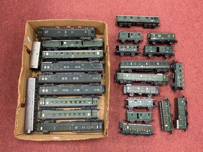 Lot 389 - Approximately Twenty-Six 'HO' Scale...