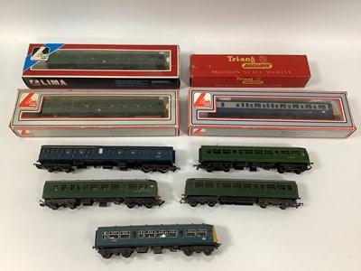 Lot 373 - Two OO gauge diesel multiple units: a Lima...