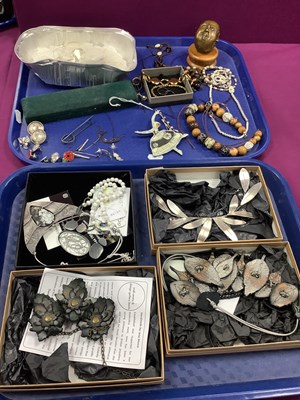 Lot 251 - Assorted Modern Costume Jewellery, including...