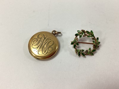 Lot 99 - An Edwardian Style Oak Leaf Circlet Brooch,...