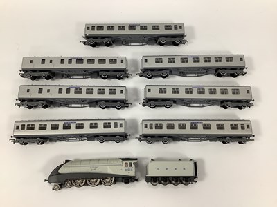 Lot 463 - A Hornby 00 gauge "Silver Fox" A4 class...