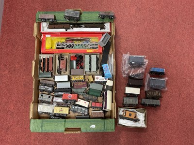 Lot 542 - Forty Five Items of 'OO' Gauge/4mm Unboxed...