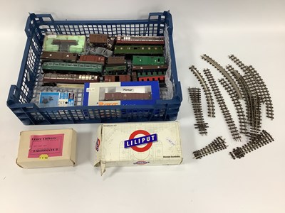 Lot 355 - A collection of 009/HOe items, including a 0-4-...