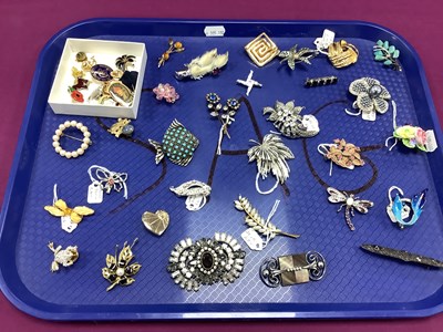 Lot 252 - A Collection of Assorted Brooches, including...