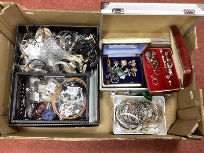 Lot 227 - A Collection of Modern Costume Jewellery, to...