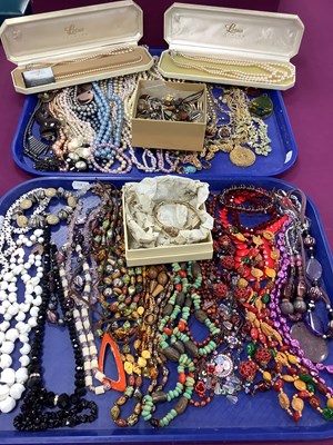 Lot 255 - A Selection of Modern Costume Jewellery,...