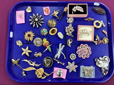 Lot 273 - A Selection of Modern Costume Brooches,...