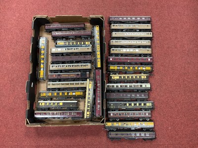 Lot 333 - Approximately Twenty-Nine Unboxed 'OO' Gauge...