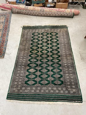 Lot 1585 - Pakistan Made Wool Tassled Carpet with 12 x 3...