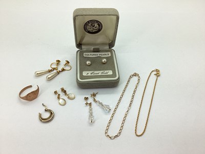 Lot 106 - A Vintage Signet Ring, (damaged / incomplete);...