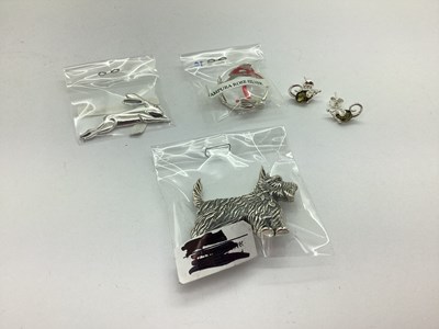 Lot 109 - A Westie Dog Brooch, with inset eye detail,...