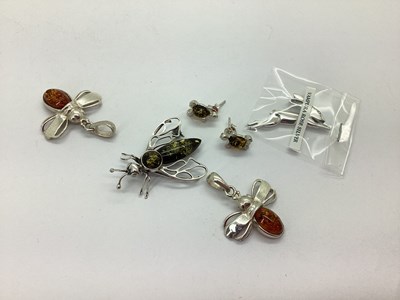 Lot 108 - An Amber Coloured Bee Brooch, cabochon set...